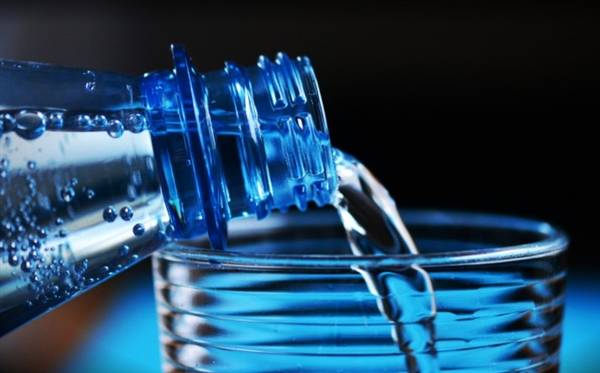 比自來水更臟,！瓶裝水里全是塑料還致癌,？終于真相了